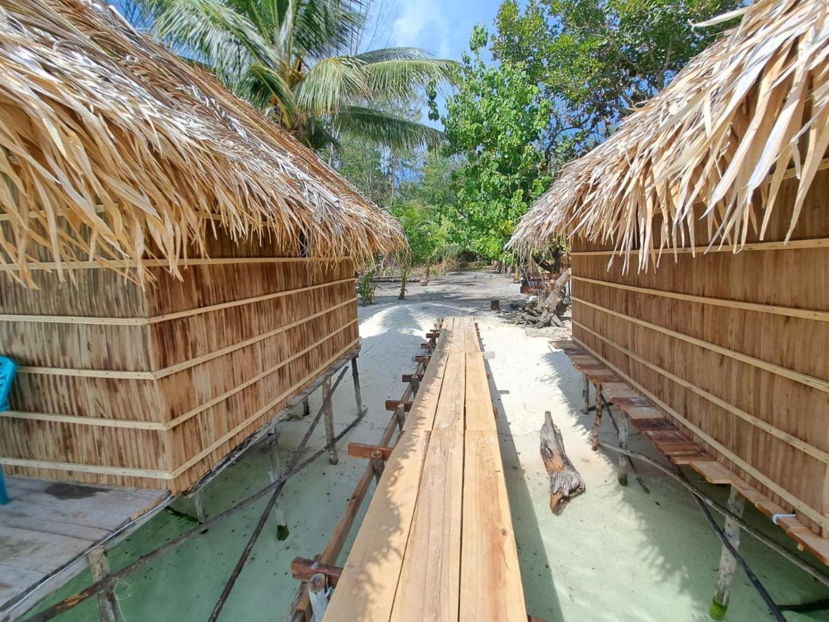 Coco Huts Guest House Waisai 외부 사진