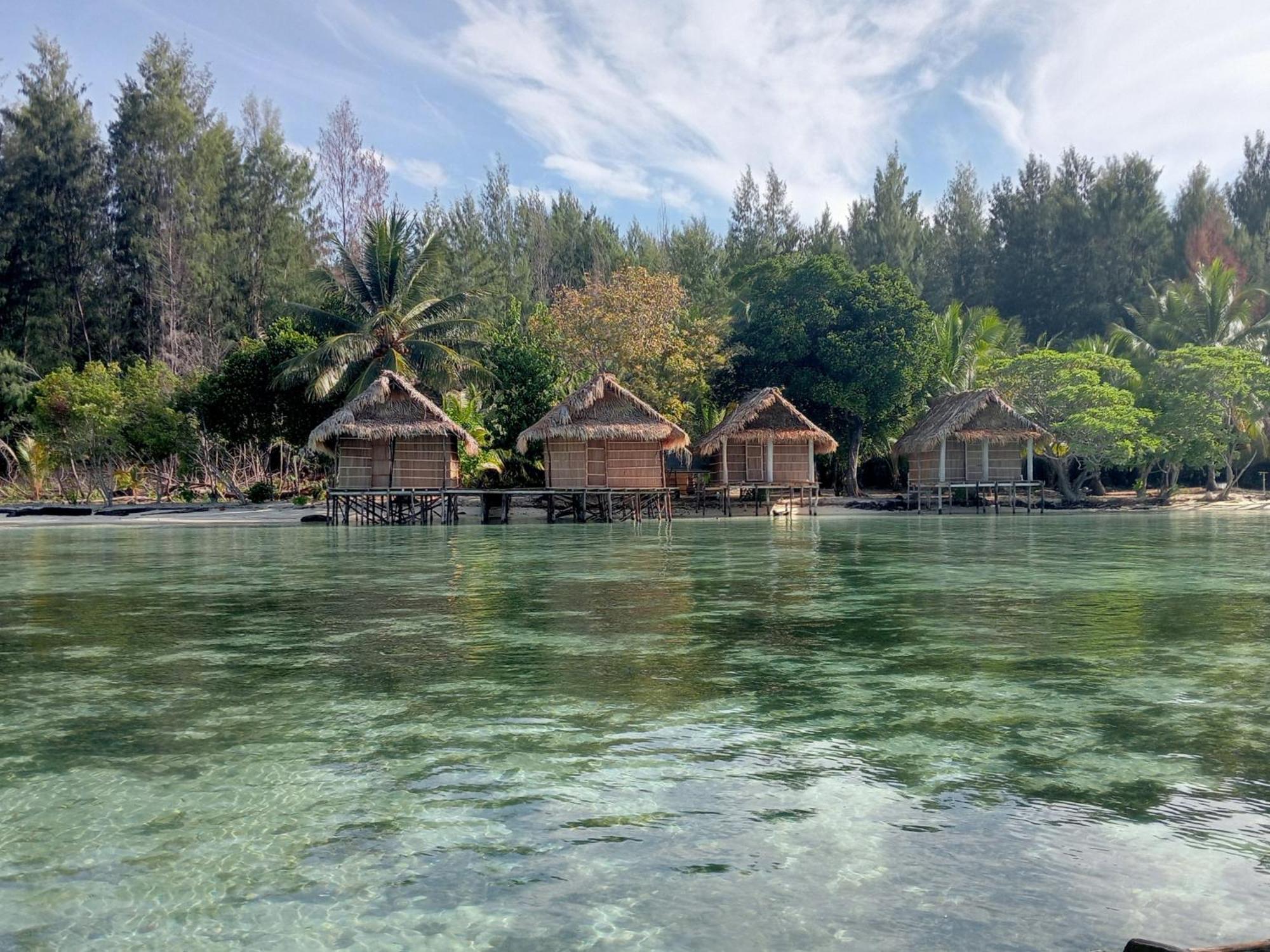 Coco Huts Guest House Waisai 외부 사진