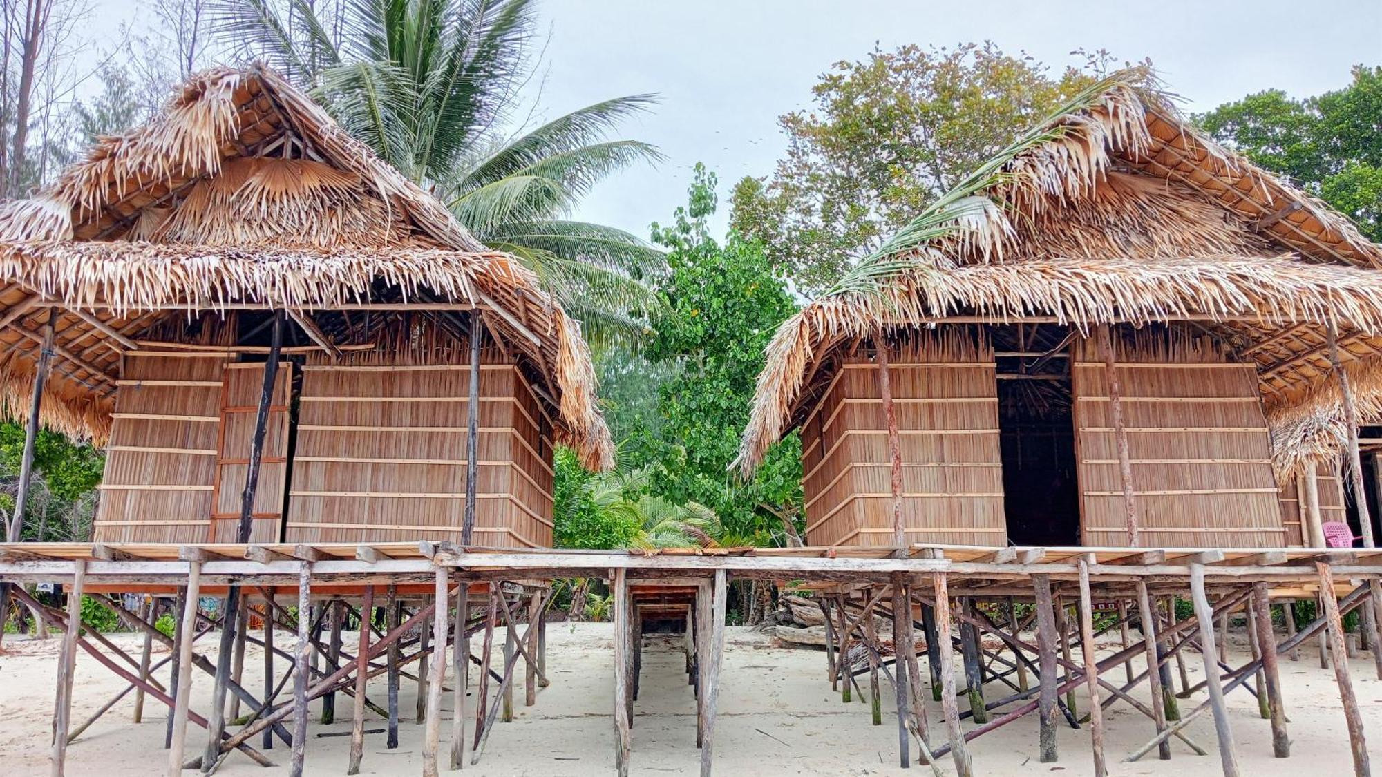 Coco Huts Guest House Waisai 외부 사진