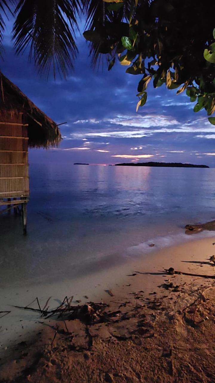 Coco Huts Guest House Waisai 외부 사진