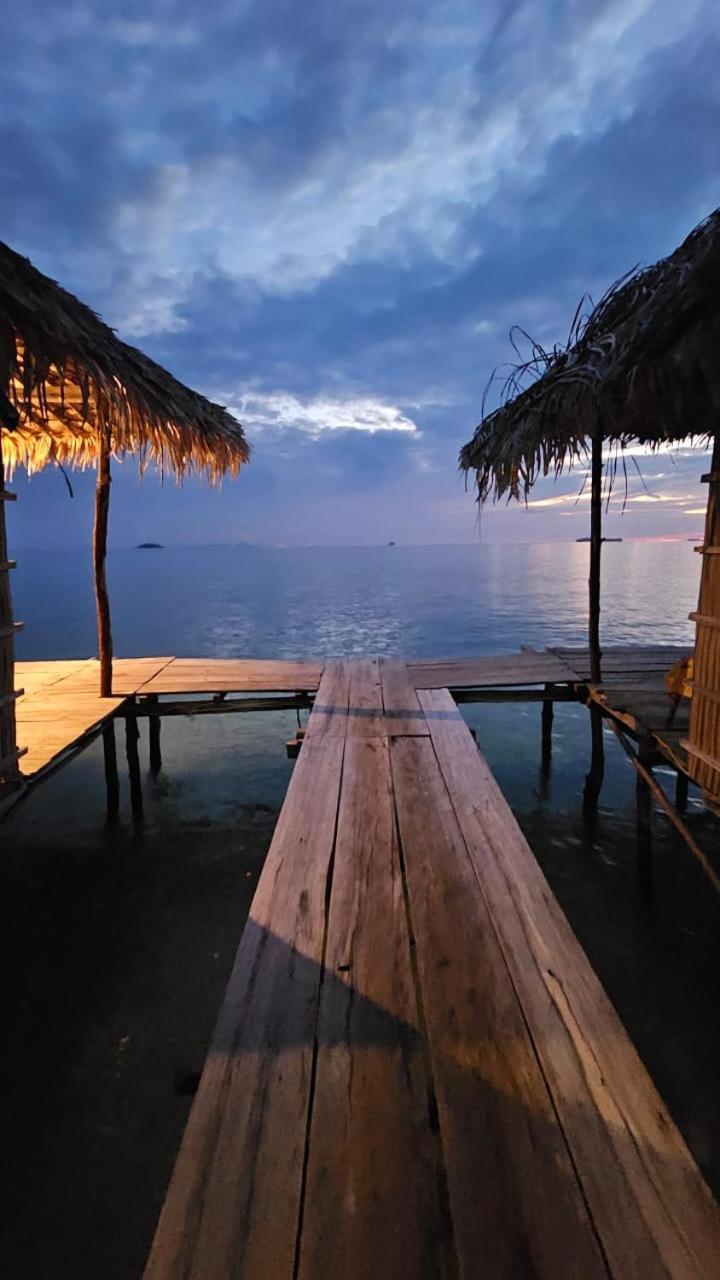 Coco Huts Guest House Waisai 외부 사진