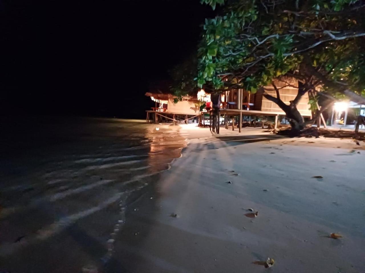 Coco Huts Guest House Waisai 외부 사진