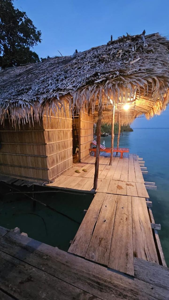 Coco Huts Guest House Waisai 외부 사진